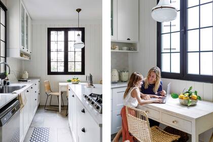 Cerámicos de la alzada (Cortés). Isla, alacenas y muebles con frente laqueado (Luca Cocinas) y mesadas de Silestone ‘Blanco Norte’ (Minera Fame). Grifería (Piazza). Anafe y horno (Smeg). Pisos (SBG). Taburete de madera (Wood Market). Pava eléctrica y exprimidor (Smeg). Sillas (Wood Market).