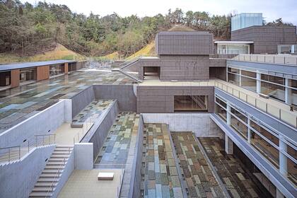 Ceramics Park Mino abrió sus puertas en 2002 y es uno de los muchos sitios de museos en Gifu dedicados exclusivamente a la cerámica