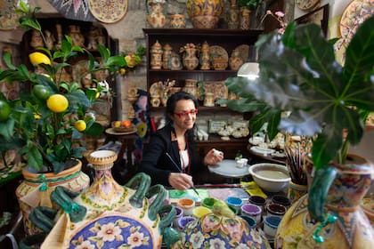 Ceramista en su taller y local de Erice