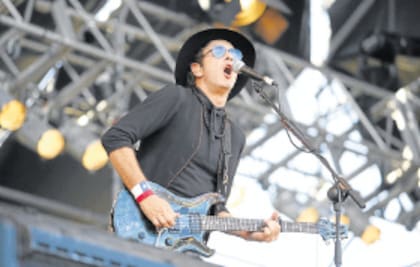 Gustavo Cerati, en el festival Argentina Abraza a Chile, en febrero de 2010