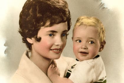 Cerati junto a su madre