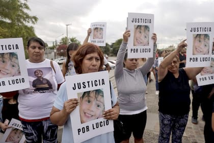 Cerca de 200 personas se acercaron a las puertas del Poder Judicial de La Pampa para pedir justicia por Lucio Dupuy