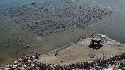Cerca de 2.000 personas flotaron ayer tomadas de la mano en el lago Epecuén para batir un récord Guinness