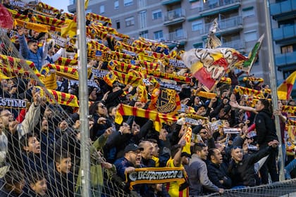 Cerca de 4000 hinchas alientan al Sant Andreu en cada partido de local; es una cifra impensada para la cuarta categoría del fútbol español (Twitter @uesantandreu)