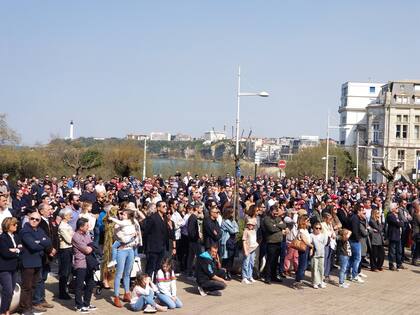 Cerca de 700 personas en la plaza frente a la iglesia de Saint-Eugenie, en Biarritz, para el funeral de Federico Martín Aramburu
