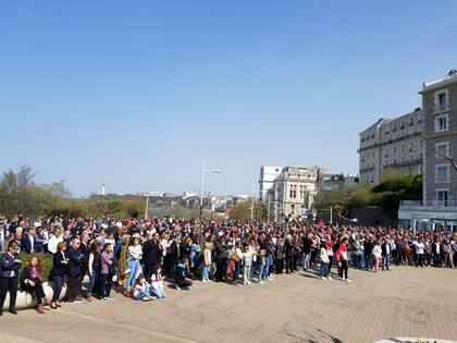 Cerca de 700 personas se reúnen frente a la iglesia de Sainte-Eugenie en Biarritz (Francia) para el funeral de Federico Martin Aramburú