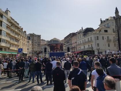 Cerca de 700 personas se reunieron frente a la iglesia de Santa Eugenia en Biarritz para el funeral de Federico Martín Aramburú