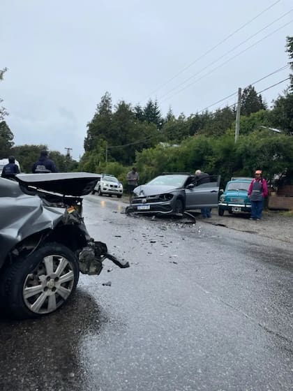Cerca de Colonia Suiza, se registró un impactante choque frontal entre dos autos