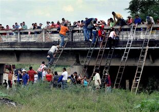 Cerca de Cúcuta, en Colombia, decenas de personas cruzan como pueden el puente Simón Bolívar, en la frontera con Venezuela