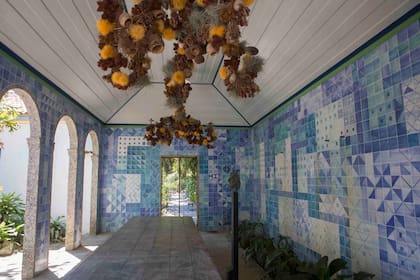 Cerca de la casa, construyó un taller abierto donde pintaba, un espacio con paredes de azulejos azules pintados por él de donde caían chorros de agua para dar frescura