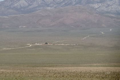 Cerca de la ciudad de Las Vegas, entre ranchos desolados, se ubica la misteriosa Área 51, la base militar norteamericana más conocida en el mundo por las historias de naves extraterrestres y supuestos trabajos secretos con tecnología de otros mundos