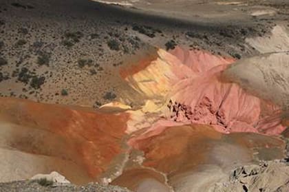 Cerca de la Cueva de las Manos, la llamada Tierra de Colores santacruceña