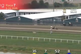 El jockey superhéroe: dejó la carrera para auxiliar a un rival que había perdido el control de su caballo