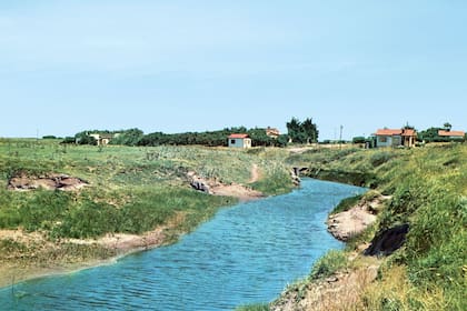 Cerca de la orilla sur de La Tigra, a 200 metros del Hotel Boulevard Atlantic y en una barranca que hoy luce tapizada de hierba, existe un cementerio sagrado: uno de los misterios de Mar del Sud