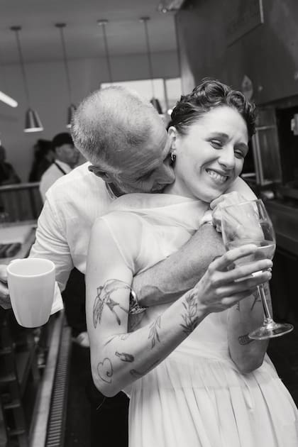 Cerca de la parrilla del
restaurante, los novios
fueron captados en un
instante romántico.
“El arte, San Isidro y
el campo nos une, nos
mueve, nos construye.
Y eso que compartimos
es tan maravilloso que
decidimos casarnos”,
nos reveló Petersen hace
cuatro meses, cuando
nos anunció en exclusiva
su boda con Sofía.