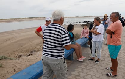 Cerca de la tragedia, hoy turistas y vecinos de Mar Chiquita compartían la angustia vivida ayer por la ola gigante que generó un muerto y varios heridos