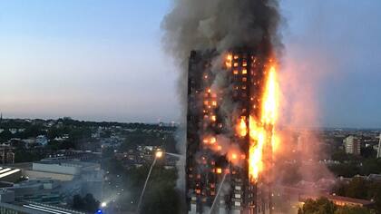 Cerca de la una de la mañana las llamas se apoderaron de un edificio en Londres; decenas de dotaciones de bomberos trabajan en el lugar