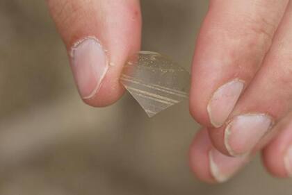 Cerca de las tumbas se han encontrado delicados fragmentos de vidrio importado.