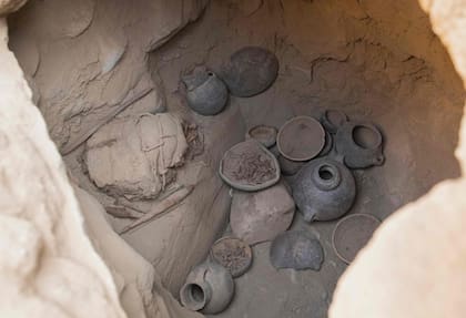 Cerca de los niños momificados fueron hallados varias vasijas antiguas.
