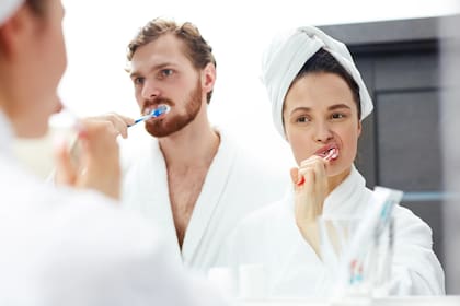 Cerca del 90 % de la población experimenta este fenómeno en mayor o menor intensidad, siendo más evidente en personas que roncan o respiran por la boca al dormir