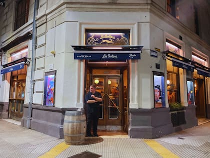 Cerca del centro porteño y también de los teatros, Los Galgos tiene vida vibrante día y noche.