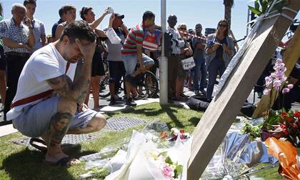 Cerca del lugar del ataque en Niza, familiares de las víctimas montaron ayer un santuario