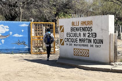 Cerca del mediodía, Miguel llega caminando a la escuela que funciona como plurigrado