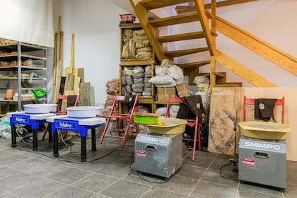 El hotel Cerdeira es un espacio de turismo rural vinculado a la creación y formación artística en cerámica, ubicado en Serra da Lousã, Portugal.