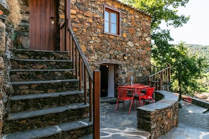 Las casas del hotel Cerdeira, en Portugal, fueron rehabilitadas de manera sustentable y respetando la arquitectura original y tradicional de la zona
