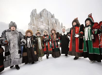 Ceremonia a los pies de los Pilares del Lena. Las mujeres lucen los impresionantes pectorales de plata típicos de Yakutia