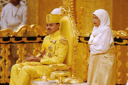  Ceremonia de "Berbedak" en la cámara del trono, en el palacio real para la boda del príncipe heredero de Brunei : Haji Al -Muhtadee Billah ibni Sultan Haji Hassanal Bolkiah y Dayangu Sarah en Bandar Seri Begawan, Brunei Darussalam en 2004.