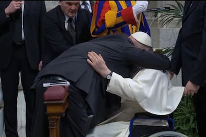 Ceremonia de canonización de Mama Antula en el Vaticano. Abrazo de Javier Milei y el Papa Francisco
