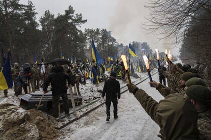 Ceremonia fúnebre de Sviatoslav Romanchuk, militar ucraniano, en el cementerio de Kiev, Ucrania, el miércoles 3 de enero de 2024. (AP/Evgeniy Maloletka)
