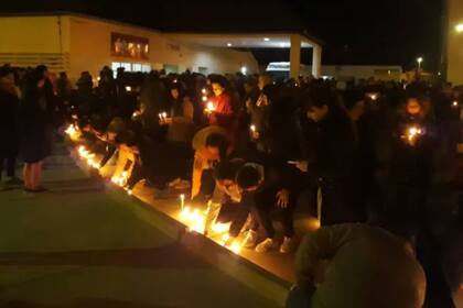 Ceremonia que realizaron, en julio pasado, familiares y amigos de Agustina Fernández y vecinos de Cipolletti frente al hospital, para pedir justicia y mayor seguridad