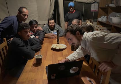 Cerón compartiendo las filmaciones y fotos de las cámaras trampa con el equipo de la estación de campo.