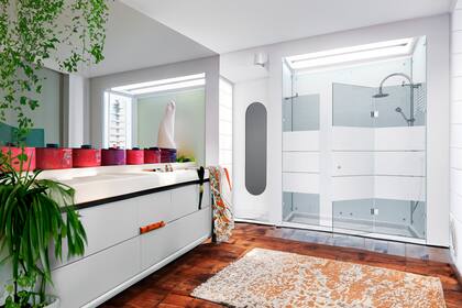 Cerramiento Acqua Front, con dos paños fijos y uno batiente, sobre cristal templado de 8 a 10 milímetros y herrajes de acero inoxidable.