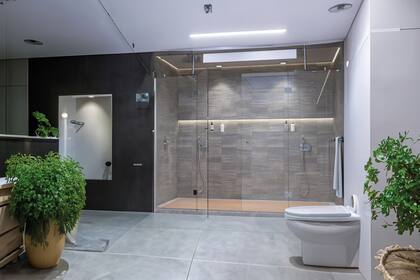 Cerramiento Aqua Front, con dos paños fijos y dos batientes, sobre cristal templado de 8 a 10 milímetros y herrajes de acero inoxidable.