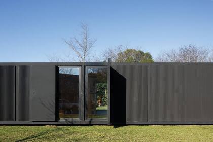 En lugar de trabas, los postigos tienen un imán de alta prestación que hace que no puedan abrirse desde afuera. para olvidarse del daño por óxido, la cara exterior está pintada con epoxi y, luego, con la pintura utilizada en tanques de petróleo.