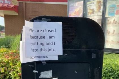 "Cerramos porque renuncio y odio este trabajo", se lee en el cartel; Debajo, otro puesto con anterioridad que pedía disculpas por un cierre antes de horario