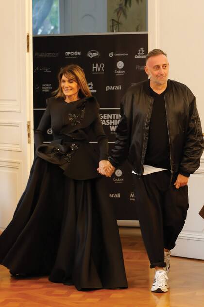 “Cerrar mi desfile en Buenos Aires con Teresa Calandra fue encantador”, cuenta Diz. En nuestro país, el español presentó una colección con tejidos tecnológicos, seda y cristal, y mucha reminiscencia al viejo Hollywood. “La modernidad más radical radica en el clásico puro”, afirma.