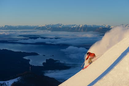 Una foto actual de una pista de esquí del Cerro Bayo, desde donde se puede disfrutar de una privilegiada vista del lago Nahuel Huapi.
