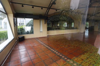 Desde hace varios meses se notaba el deterioro tanto en el edificio como en la atención a los clientes