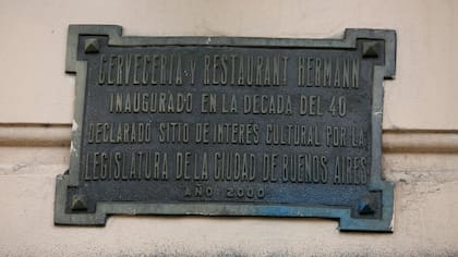 La placa sobre la esquina de Santa Fe y Armenia