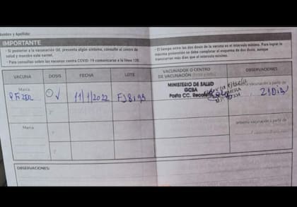 Certificado de vacunación de Julia, que con menos de 12 años pudo recibir el esquema indicado con una vacuna ARNm