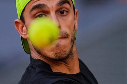 Cerúndolo con la mirada fija en la pelota, durante el Masters 1000 de Madrid, en abril pasado, donde venció a Zverev, su rival de este jueves en Bolonia