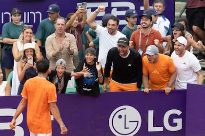 Cerúndolo rumbo al festejo con los integrantes de su equipo: de negro, eufórico, el entrenador Nicolás Pastor