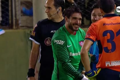 Cerutti, con el buzo que le prestó Torrico, en una breve charla con Martín Arias; el delantero del Ciclón terminó con el arco invicto...