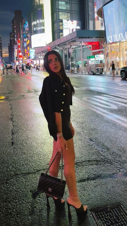 Cervantes optó por un look total black para su salida romántica con Fernández en Nueva York (Foto: Instagram @valucervantes)