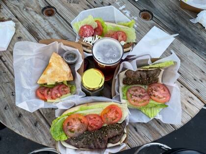 Cervecerías y vinerías los invitan a participar en sus reuniones.
