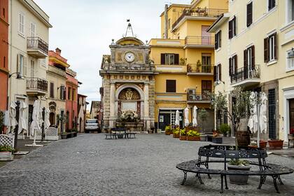 Cerveteri es una ciudad y un municipio del norte del Lacio, en la provincia de Roma. Es famosa por una serie de necrópolis etruscas que incluyen algunas de las mejores tumbas etruscas existentes.